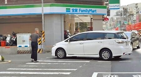 
台南市警方強力執行「路口安全大執法」專案，但仍有汽車行經路口時，沒有禮讓行人。（洪榮志攝）
