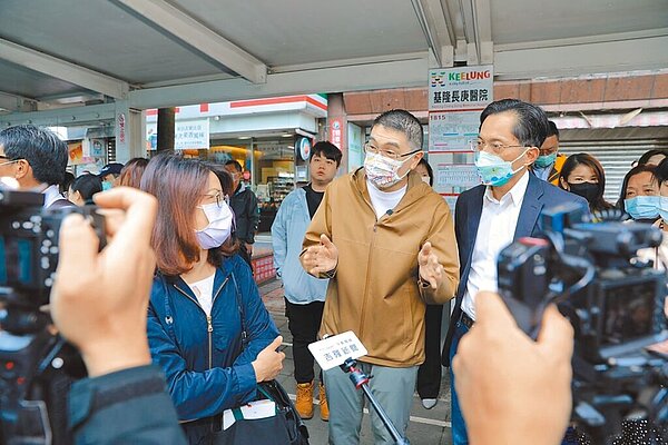 國道客運9026路線分流營運,解決通勤族大排長龍上不了車困擾,基隆市長謝國樑10日與交通處長王圳宏搭乘9026C客運後,將思考以分流方式運用在客運1815路線,讓市民上班更便利。(基隆市政府提供/徐佑昇基隆傳真)