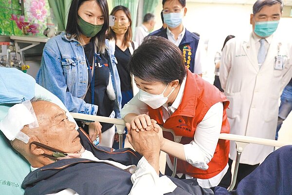 台中市長盧秀燕到中山醫學大學附設醫院探視傷者。圖/台中市政府提供