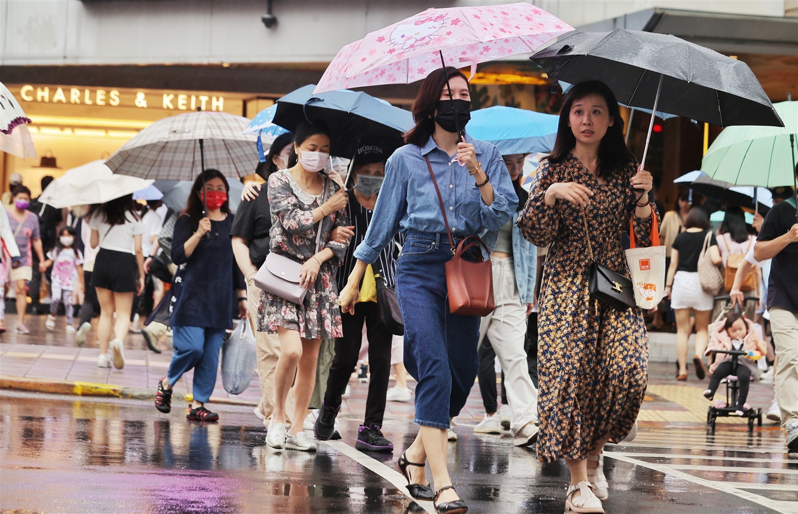 周日母親節到下周一清晨鋒面通過台灣上空，預期也會是降雨比較明顯的一段時間，各地都有下雨的機會。聯合報系資料照