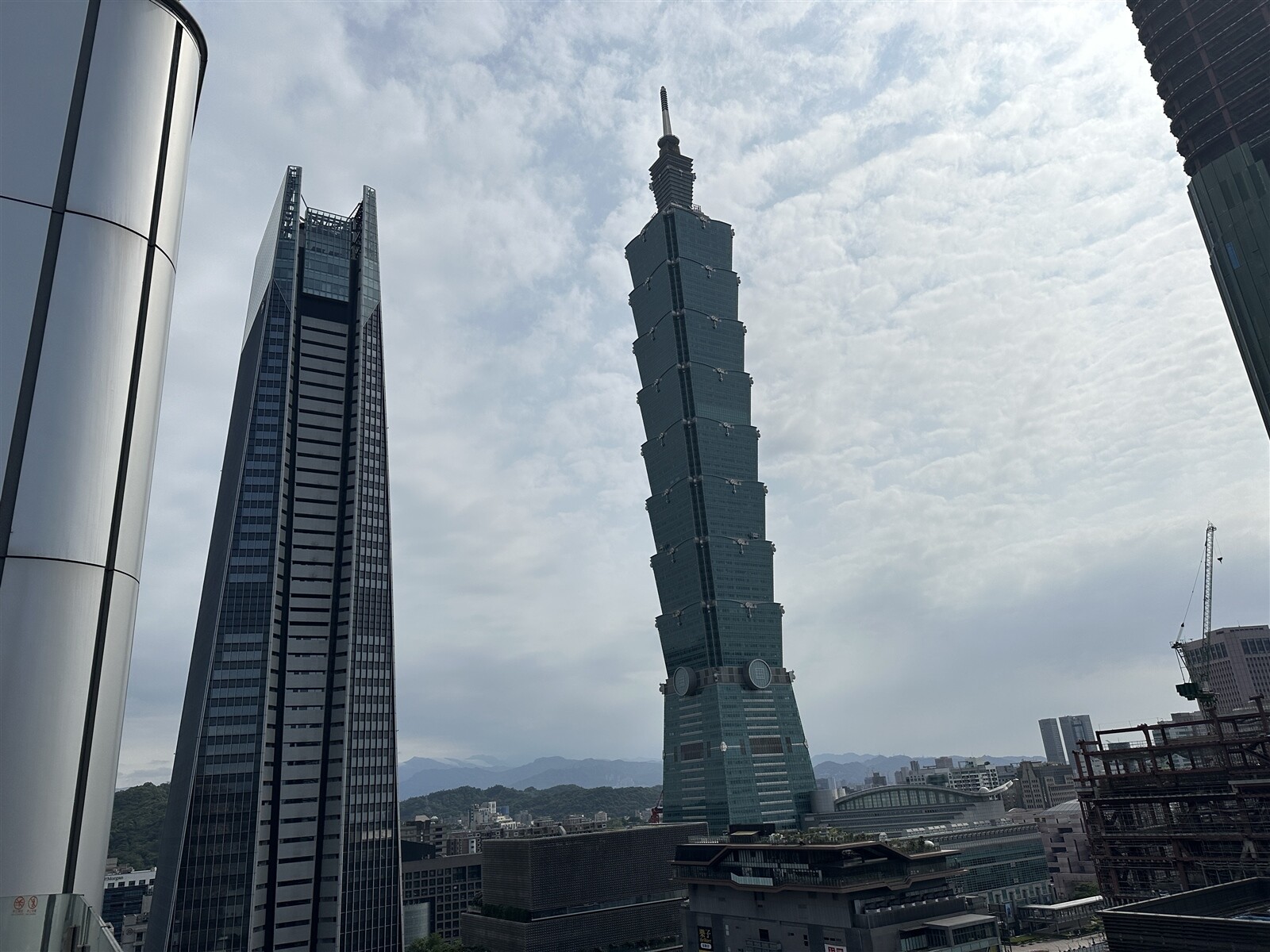 南山廣場(左)與台北101示意圖。記者朱曼寧/攝影