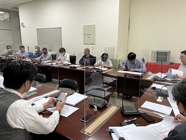 新竹縣政府針對豐采520施工造成莊敬六街坍塌事件,今天緊急舉行專案小組會議。圖/縣府提供