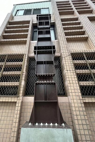 民進黨議員質疑補強重建數量太少。圖為在房子外面加鋼版,加強結構安全性。圖/新北市工務局提供