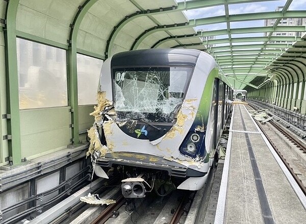 台中捷運發生列車行駛時，路邊施工吊車吊臂掉落插入意外事件。圖／網友提供
