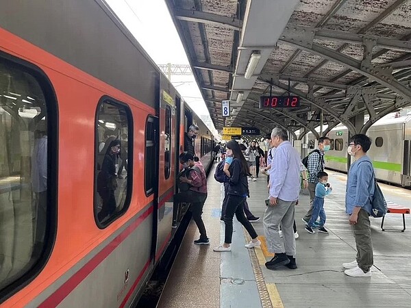 桃竹竹苗大眾運輸月票專案經4縣市初步討論,新竹市政府今天公布4種月票方案,若為新竹縣市往返民眾可選擇每月288元的月票。圖/竹市府提供