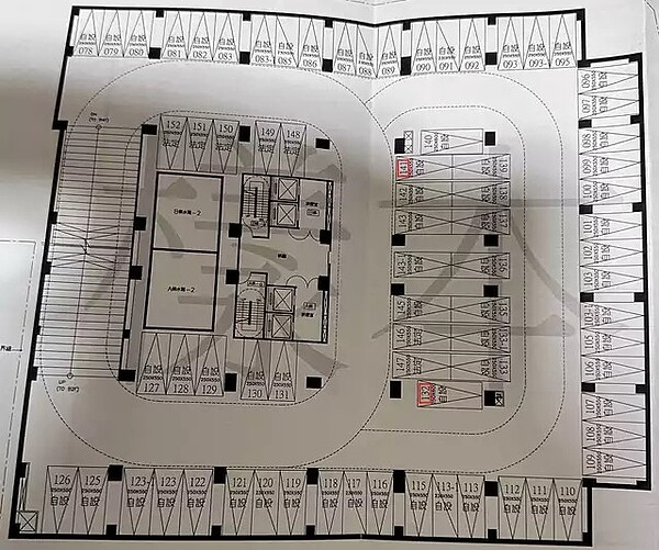 編號141車位和132車位。圖／擷取自PTT