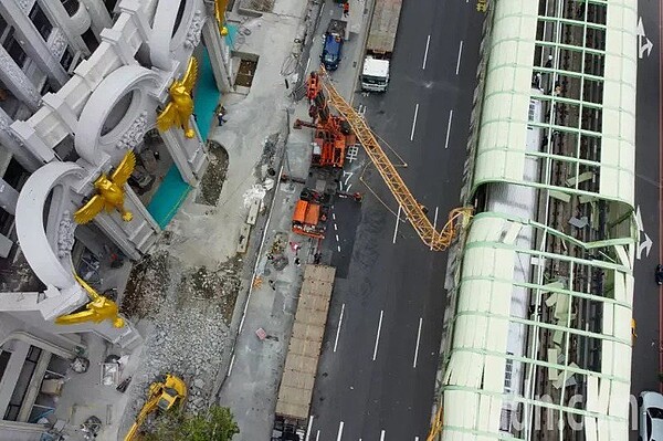 興富發建案因拆卸施工過程中處理不當，導致吊臂掉落，造成中捷乘客1死10傷公安意外。記者黃仲裕／攝影
