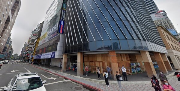台北車站館前商圈店王空置兩年，終於由「國泰世華」進駐。圖／截自Google Map