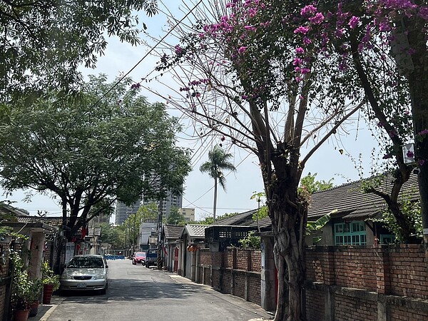 鳳山區黃埔新村拔桿前。圖/高市府提供