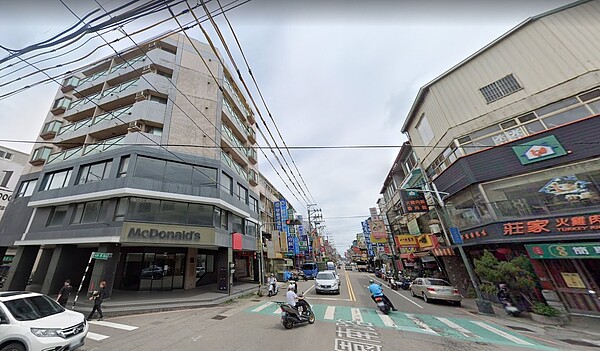 麥當勞台中新興店撤出原址，本來讓當地居民不捨，沒想到後來在同條街上另開新店，而原址變成「肯德基」進駐也讓當地民眾樂歪了。圖／截自Google Map