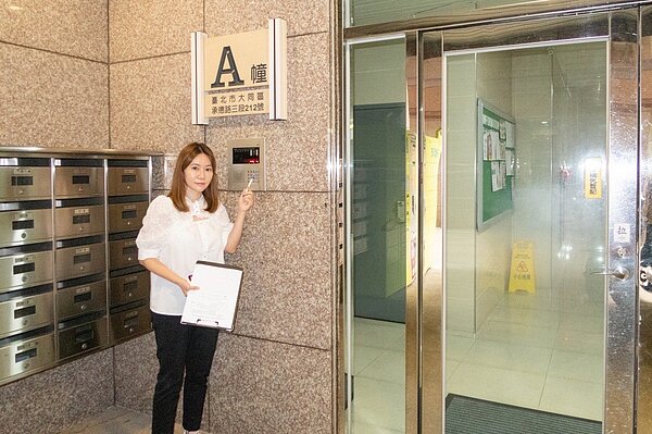 台北市大龍峒社宅大門磁卡高度150公分，不利身障者。圖／台北市議員陳怡君辦公室提供