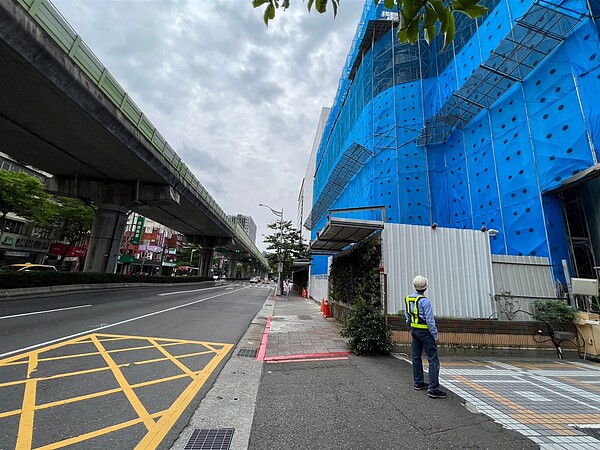 文湖線毗鄰捷運50公尺內建物巡查作業。圖/台北市政府提供