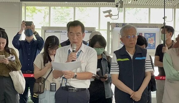 台中捷運發言人許泰銘針對外界質疑，解釋中捷無人駕駛符合世界標準。圖／記者陳秋雲攝影
