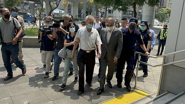 高齡8旬的林父,今赴中捷豐樂公園站招魂,除家屬外,一旁還有興富發高層陪同。記者曾健祐/攝影