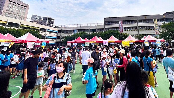 永慶房屋贊助學校活動帳篷，幫助學校舉行各式各樣攤位活動，與學生、家長歡慶母親節。圖／永慶房屋提供

