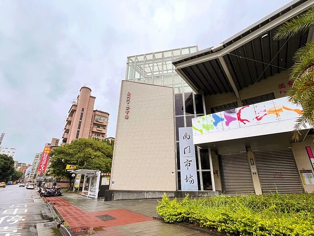 南門(中繼)市場以114.2萬元的均價位居十大知名傳統市場之首，更比大安區99.1萬元的平均單價多了15萬元！