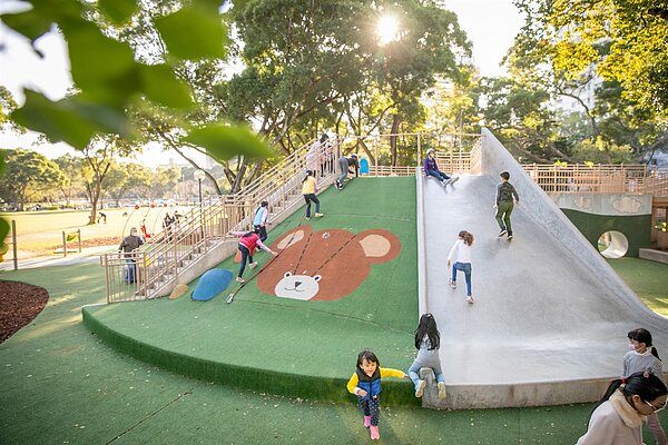 小熊公園有沙坑、鞦韆、大型攀爬架等多樣設施滿足不同的遊戲需求。圖/新北市景觀處提供