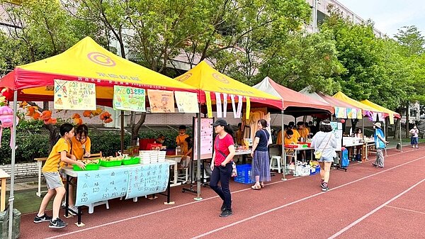 永慶房屋提供活動帳篷,讓學生們發揮創意規劃攤位活動,培養學生們的團隊精神和凝聚班級向心力。圖/永慶房屋提供