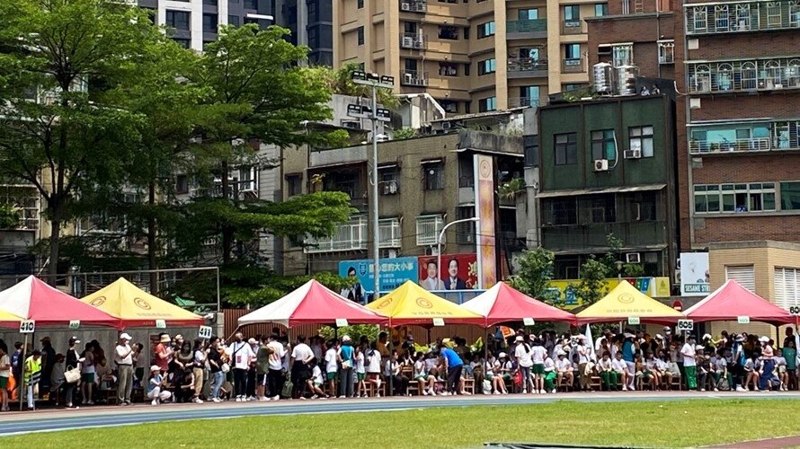 永慶房屋協助學校舉行運動會,提供活動帳篷讓學生在炎熱的天氣下比賽有陰涼處可以休息。圖/永慶房屋提供