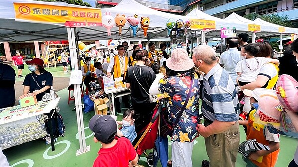 充滿溫馨的母親節即將到來,台北市大安區大安國小和南港區舊莊國小在5月6日同時舉辦校慶母親節園遊會。圖/永慶房屋提供