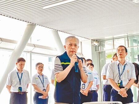 中捷公司代理董事長林良泰11日公布事發時相關影片,並表示保全及隨車員都照SOP程序處理。(張亦惠攝)