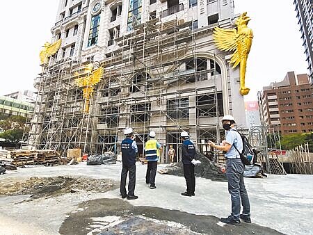 興富發在台中市的9建案遭市府勒令停工,11日都發局前往9個工地稽查,在首個稽查的建案就發現有工人違規作業,將開罰27萬元。(張亦惠攝)