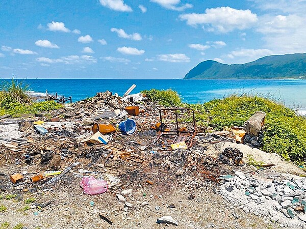 蘭嶼東清海邊淪垃圾場。(黃蜀婷提供/蔡旻妤台東傳真)