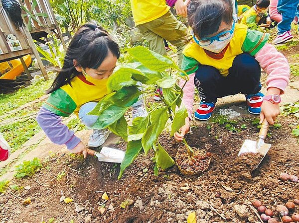 新北市教育局回應,市府積極增設2歲專班,今年至2026年預計再增設40班、增加收托640名2歲幼生。(新北市教育局提供/蔡雯如新北傳真)