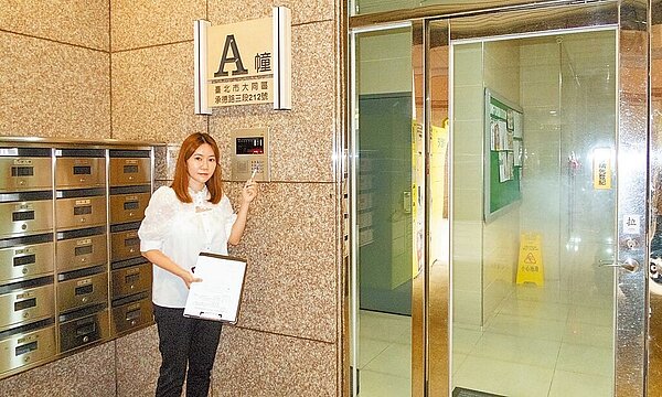 台北市議員陳怡君接獲陳情,大龍峒社會住宅近年來持續設置無障礙設施,包含廁所及電梯都已完備,但大門卻讓乘坐輪椅的身障者卡關,進出必須請管理員協助關開門。(台北市議員陳怡君研究室提供/丁上程台北傳真)