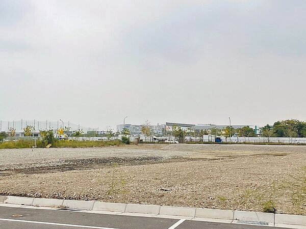 台南永康鹽行重劃區目前僅完成興建的是鹽行國中(圖中正後方),前方這片空地即為儲能設施預定地。圖/市議員朱正軒提供