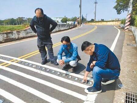 台中市大肚區瑞井國小銜接華山路之聯絡道日前被民眾發現路間竟平行畫設了6條白線並鋪上2排反光貓眼,台中市議員曾威(右)邀集相關單位會勘。(潘虹恩攝)