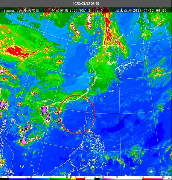 台灣西南側，一些對流胞圍成一個小圈圈，內側相對無雲，有個小高壓。圖／取自鄭明典臉書
