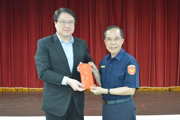 內政部長林右昌昨天到金門縣警察局慰勉警察同仁辛勞,並頒發團體獎勵金,由局長盧廷彰代表接受。圖/金門縣警局提供