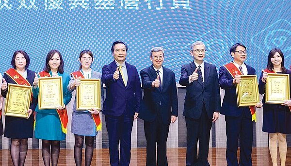 台北富邦銀行為保障客戶資產安全,積極落實詐騙防制,協助警方破獲詐騙案,在11日舉辦的「金融業打擊詐欺高峰會」中獲行政院長陳建仁(右四)、金管會主委黃天牧(右三)、行政院政委羅秉成(左四)表揚。圖/北富銀提供