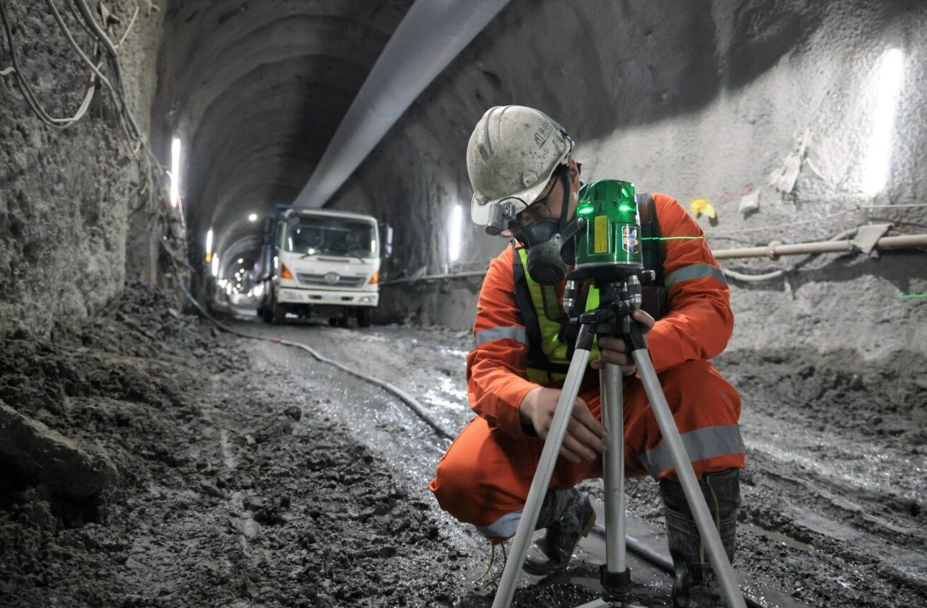 台北市長蔣萬安特別感謝打穿翡翠原水管隧道的「坑夫英雄」;圖為施工人員在現場測量校準。圖/台北自來水事業處提供