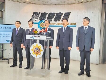 警政署長黃明昭(中)12日下午至刑事局檢視查緝成果,強調不容黑道危害社會治安。(林郁平攝)