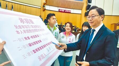 桃園市長張善政（右一）在綠營議員提議下，12日簽署兒虐零容忍、霸凌零容忍承諾書。（賴佑維攝）
