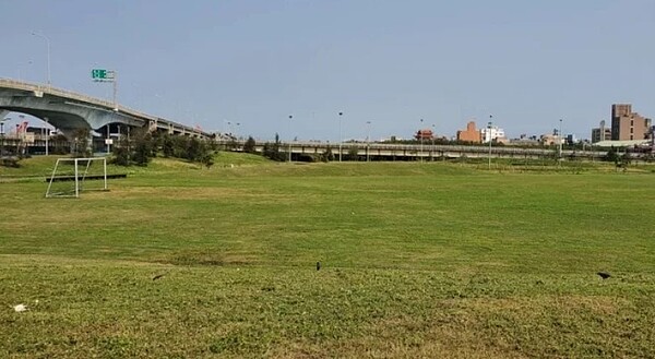 新竹市南寮運動公園足球場確定無法升級為正規足球比賽場地，但市府強調會改善作為簡易比賽與休閒運動使用。圖／新竹市府提供
