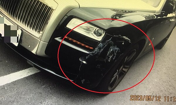 60歲曾姓女子昨上午駕駛Honda轎車，行經高雄三民區九如一路和高速公路西側便道，欲左轉上建國陸橋時，不慎和駕駛勞斯萊斯的黃姓女子發生碰撞，勞斯萊斯左側車頭受損。記者石秀華／翻攝