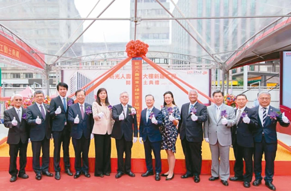 新光人壽南東大樓開工動土。新光人壽總經理黃敏義(左二起)、新壽董事吳昕東、新光銀行董事長李增昌、新光金總經理吳欣儒、新壽董事長潘柏錚、新光金董事長許澎、立委吳欣盈等出席。新光人壽/提供