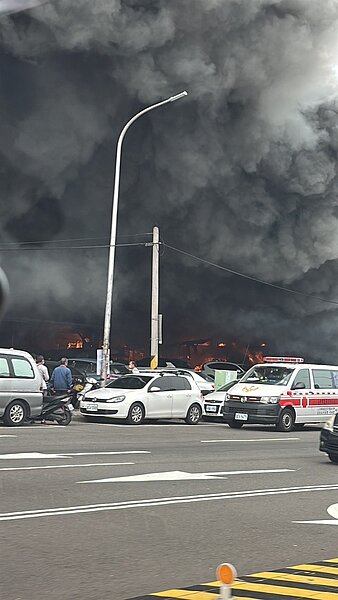 北屯跳蚤市場大火。圖/翻攝自記者爆料網