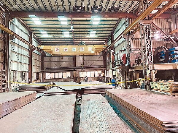 新北市樹林一間機械工廠62歲鄭姓男員工12日上午執行吊掛作業時,吊具因不明原因斷裂,導致鄭男遭從天而降、重達2.5公噸的鐵板砸死。圖/民眾提供