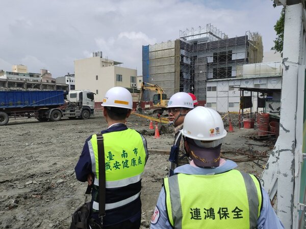 台南市勞工局及職業安全衛生署昨針對轄內興富發建案進行全面勞動檢查。圖／勞工局提供