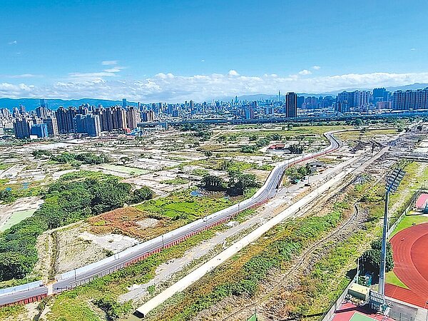 新北市新莊塭仔圳地區是北台灣的中心點，新北市長侯友宜著手整治後，揮別50年老舊凌亂的模樣，市府未來將與輔大合作，建構大學城。圖／新北市地政局提供
