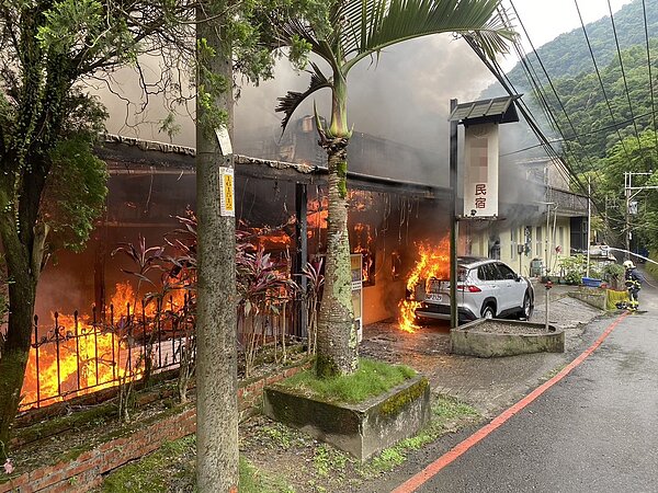 新北市烏來區一間民宿上午11時驚傳頂樓全面燃燒,消防局出動大批人車前往救援,這場大火還波及一輛汽車。記者王長鼎/翻攝