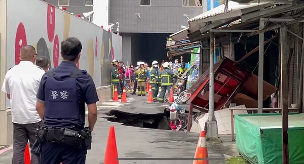 台北市信義區崇德街60巷路面出現巨大天坑。圖／擷取自信義三兩事臉書社團