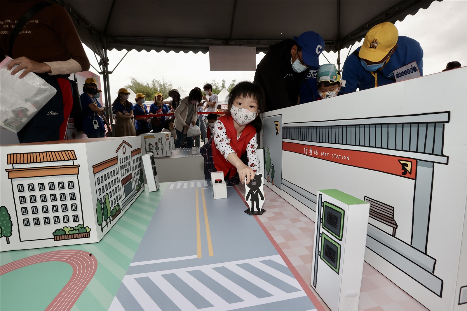靖娟基金會今天在台北花博公園舉辦30周年特展，透過遊戲教具讓兒童學習交通安全。記者許正宏／攝影 