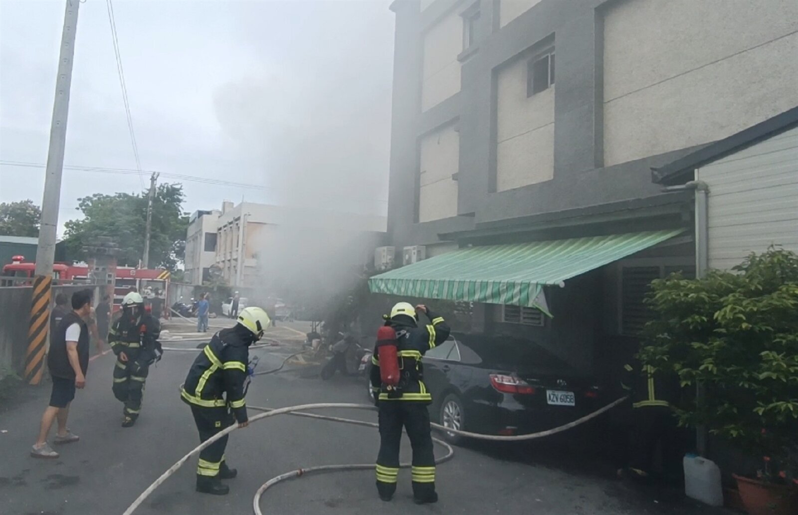 台東市太原路一家週休沒營業的麵店，中午突然竄出火警，火勢10分鐘內就控制，起火原因正調查中。記者尤聰光／攝影 