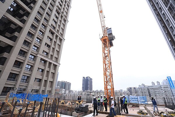 央行限18個月內動工「滿兩年」建商3慘況曝 稽查工地現場。圖/台中市府提供