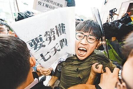 民眾連署呼籲修正勞基法,改為「周休三日」及「縮短周工時35小時」。有專家擔心,如果降低工時,薪資維持甚至降低,可能會使勞工兼職意願上升,工作時間反而更長。圖為青年學生團體赴民進黨中央黨部抗議。(本報資料照片)